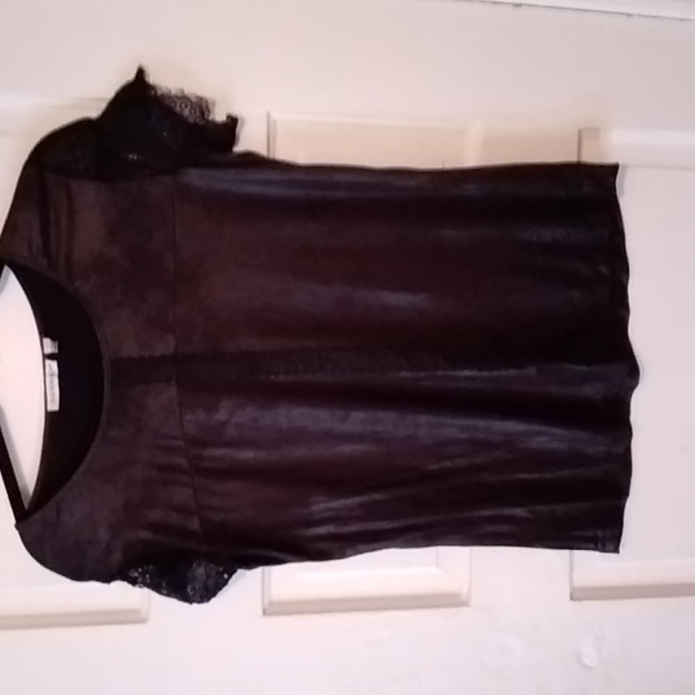 BLACK TOP W LACE SLEEVES